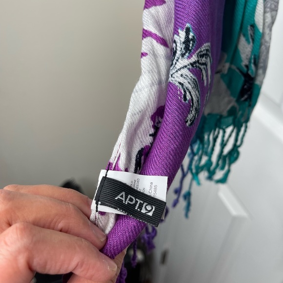 Women’s Scarf Bundle - Picture 2 of 11